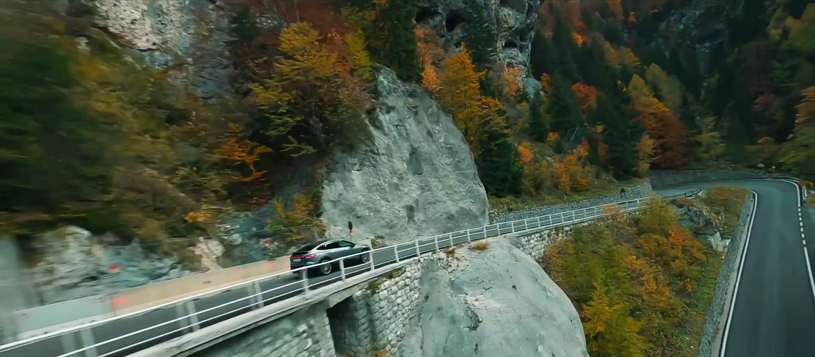 Auto en una carretera de montaña, fotograma del video del caso